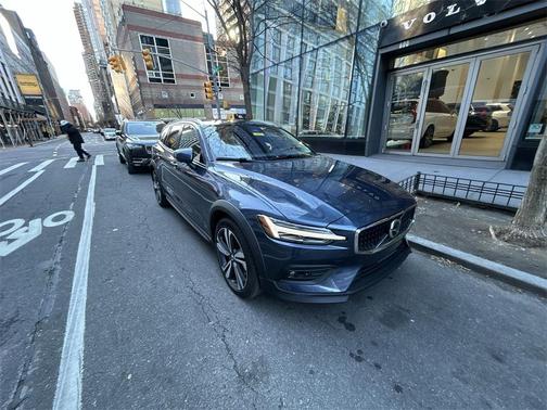 2025 Volvo V60 Cross Country Plus, B5 AWD Gas (mild hybrid)