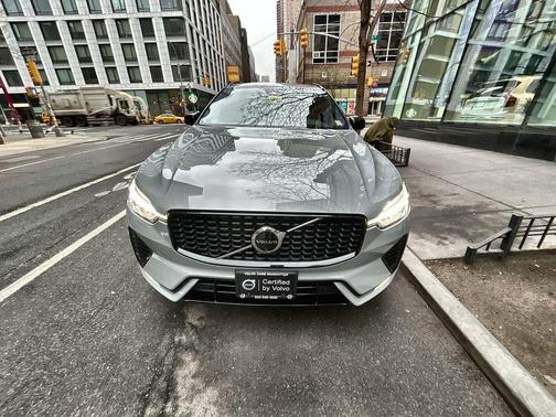 Vapour Grey Metallic 2024 Volvo XC60 B5 Ultimate Dark Theme