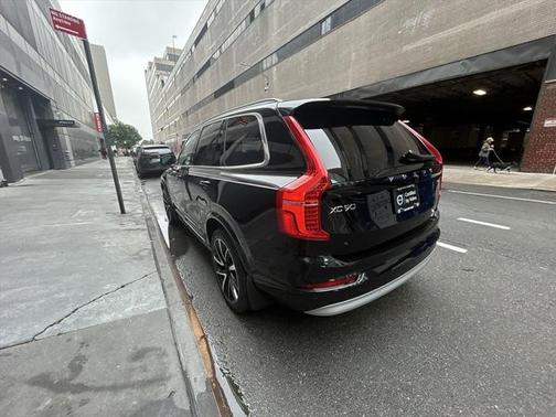 2022 Volvo XC90 T6 Momentum