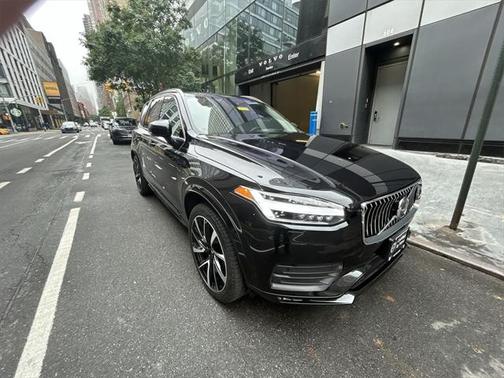 2022 Volvo XC90 T6 Momentum
