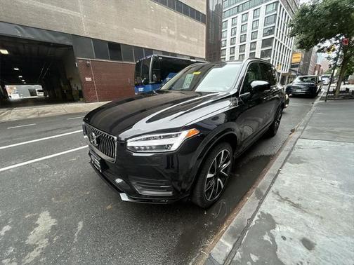 2022 Volvo XC90 T6 Momentum
