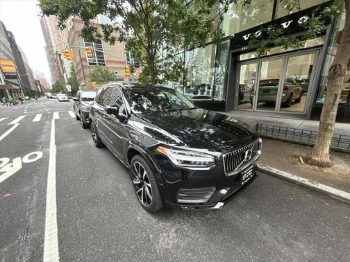 2022 Volvo XC90 T6 Momentum