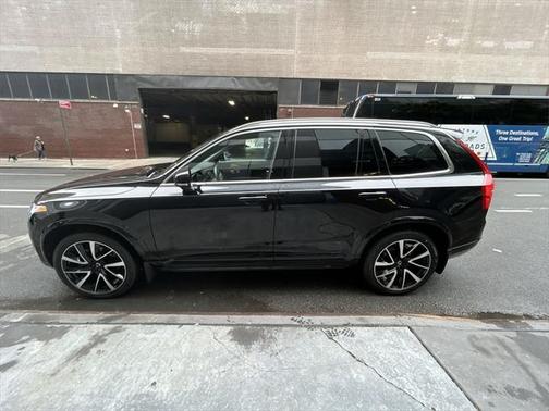 2022 Volvo XC90 T6 Momentum