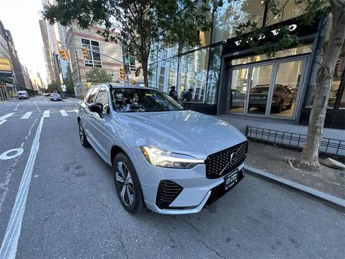 2025 Volvo XC60 Plug-In Hybrid T8 Plus