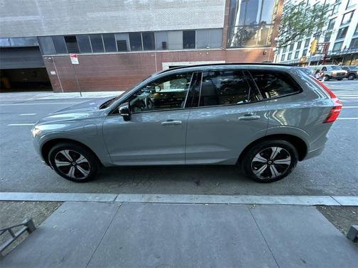 2025 Volvo XC60 Plug-In Hybrid T8 Plus
