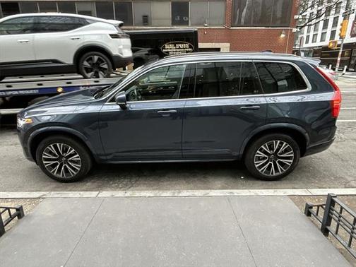2022 Volvo XC90 T6 Momentum