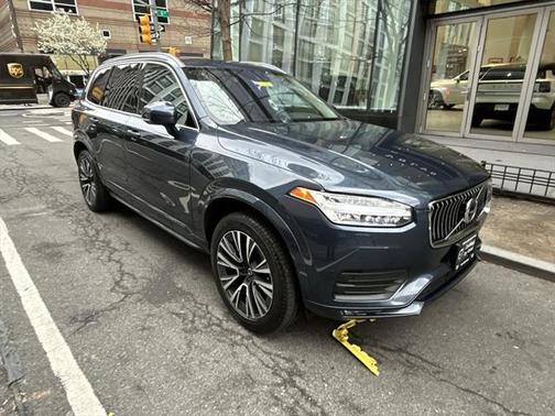 2022 Volvo XC90 T6 Momentum