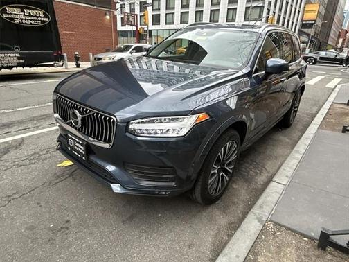 2022 Volvo XC90 T6 Momentum