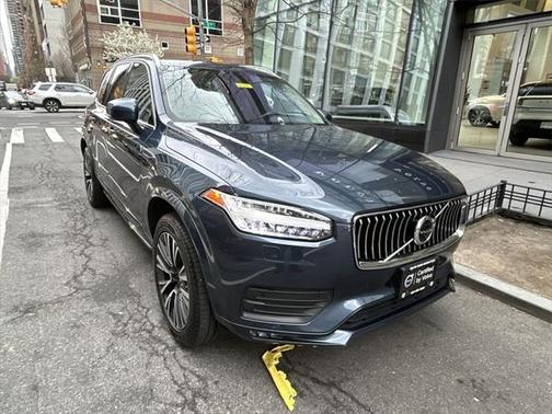 2022 Volvo XC90 T6 Momentum