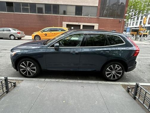 2022 Volvo XC60 B5 Momentum