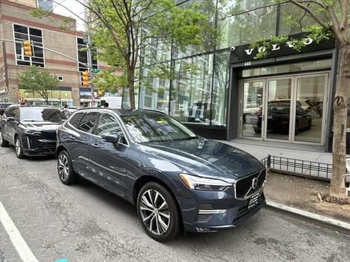 2022 Volvo XC60 B5 Momentum
