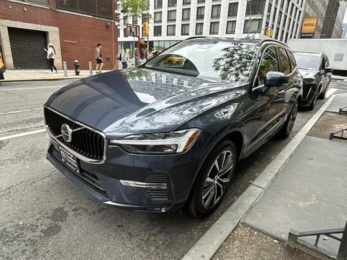 2022 Volvo XC60 B5 Momentum