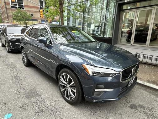 2022 Volvo XC60 B5 Momentum