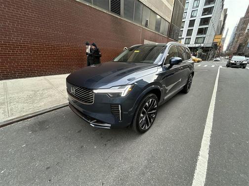 2025 Volvo XC90 B6 Plus 7-Seater