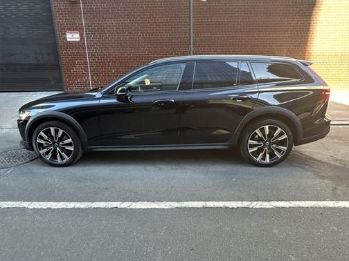 2022 Volvo V60 Cross Country T5