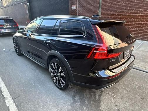 2022 Volvo V60 Cross Country T5
