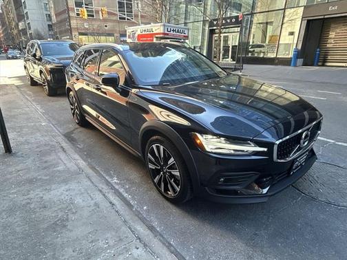 2022 Volvo V60 Cross Country T5