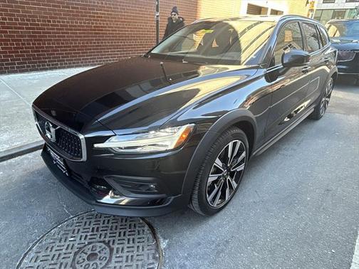 2022 Volvo V60 Cross Country T5