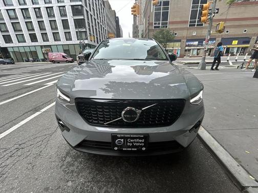 2025 Volvo XC40 B5 Plus Dark Theme