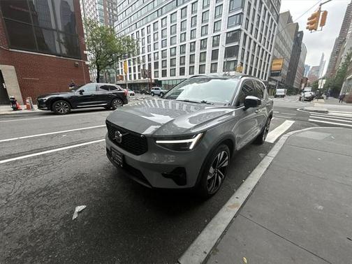 2025 Volvo XC40 B5 Plus Dark Theme