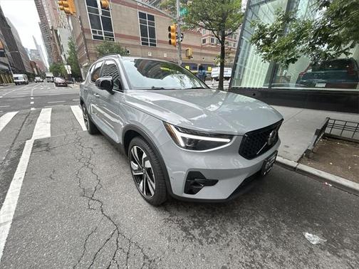 2025 Volvo XC40 B5 Plus Dark Theme