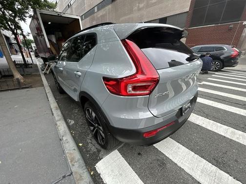 2025 Volvo XC40 B5 Plus Dark Theme