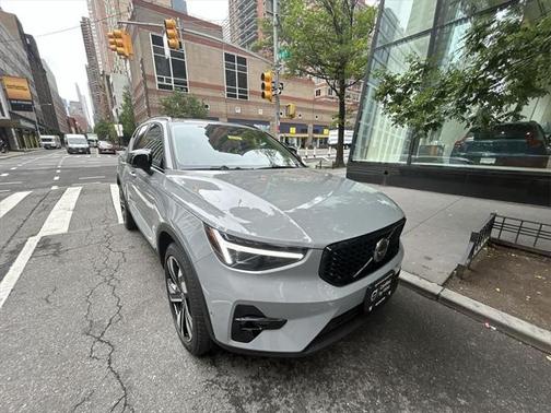 2025 Volvo XC40 B5 Plus Dark Theme