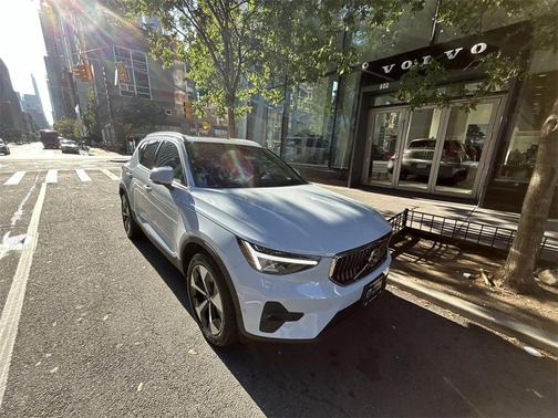 2025 Volvo XC40 B5 Plus Bright Theme