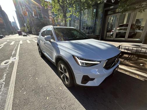 2025 Volvo XC40 B5 Plus Bright Theme