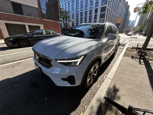 2025 Volvo XC40 B5 Plus Bright Theme