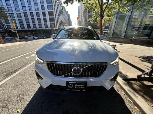 2025 Volvo XC40 B5 Plus Bright Theme