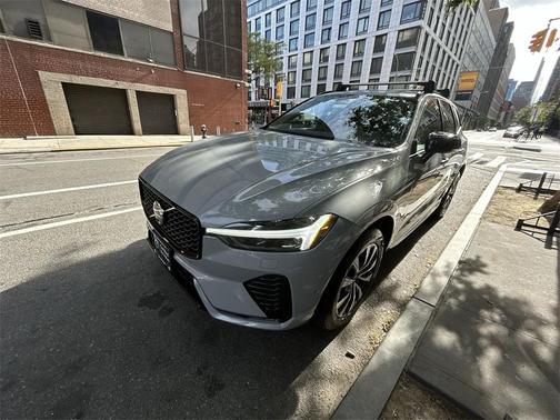 2024 Volvo XC60 B5 Plus Dark Theme