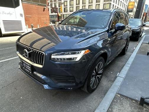 2022 Volvo XC90 T6 Momentum