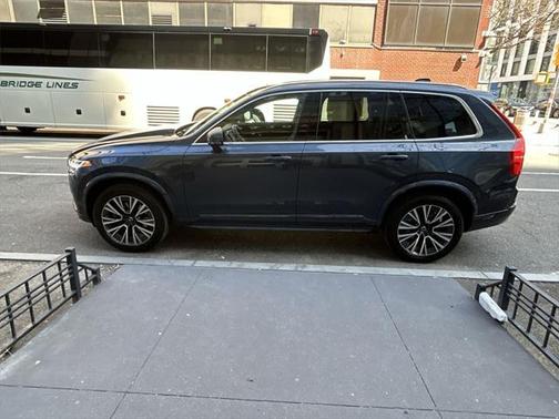 2022 Volvo XC90 T6 Momentum