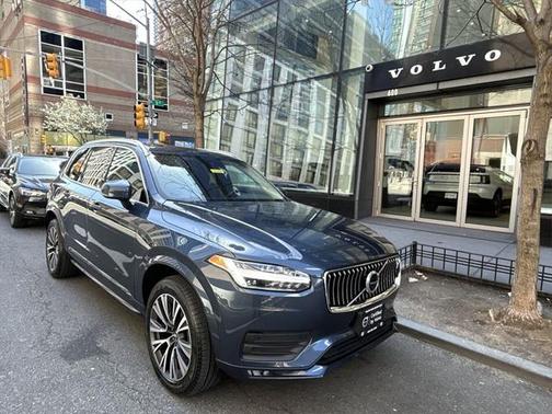 2022 Volvo XC90 T6 Momentum