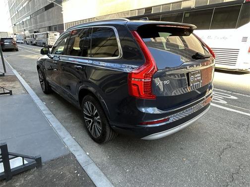 2022 Volvo XC90 T6 Momentum