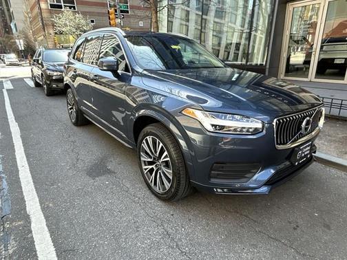 2022 Volvo XC90 T6 Momentum