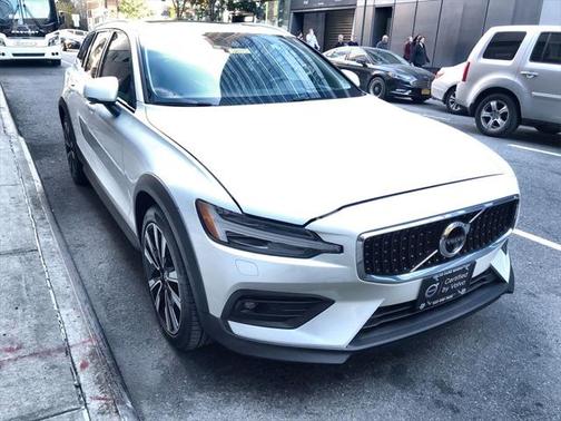 2022 Volvo V60 Cross Country T5