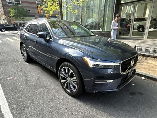 2022 Volvo XC60 B5 Momentum