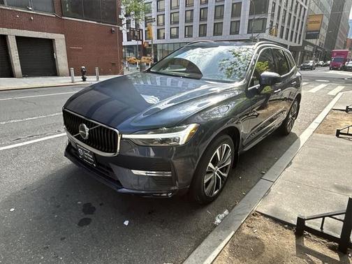 2022 Volvo XC60 B5 Momentum