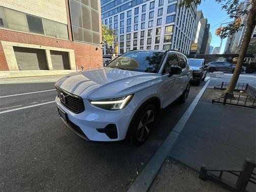 2024 Volvo XC40 B5 Core Dark Theme