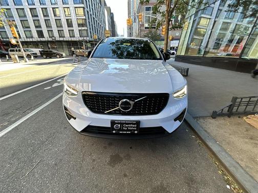 2024 Volvo XC40 B5 Core Dark Theme