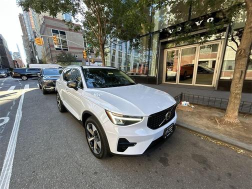 2024 Volvo XC40 B5 Core Dark Theme