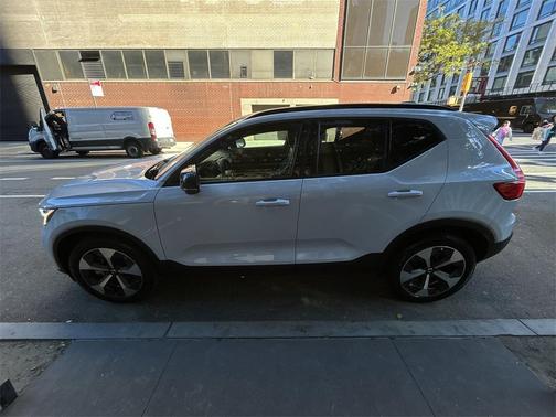 2024 Volvo XC40 B5 Core Dark Theme