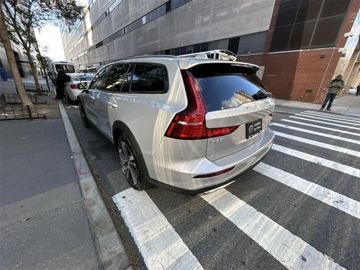 2025 Volvo V60 Cross Country B5 Plus