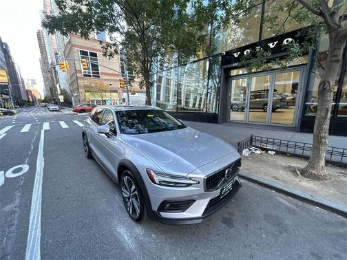 2025 Volvo V60 Cross Country B5 Plus