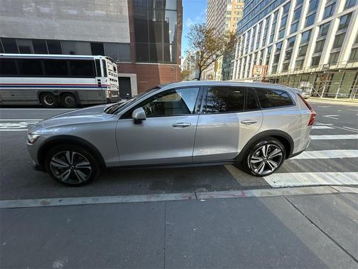 2025 Volvo V60 Cross Country B5 Plus