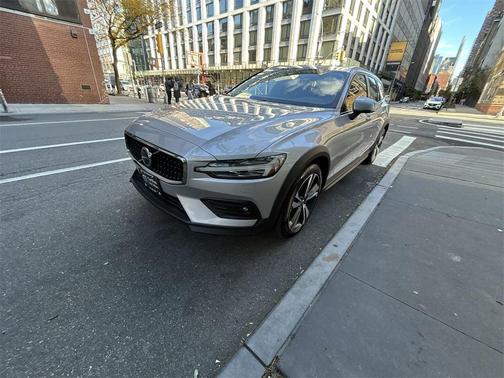 2025 Volvo V60 Cross Country B5 Plus