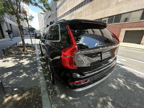 2022 Volvo XC90 T6 Momentum