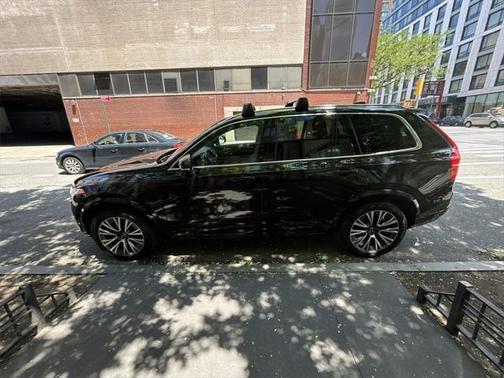 2022 Volvo XC90 T6 Momentum